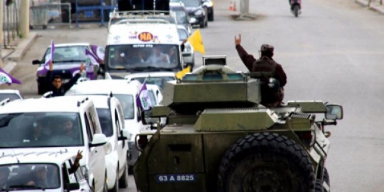 Polisten HDP konvoyuna ‘bozkurt işareti’