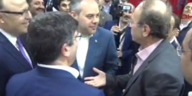 Akit yazarı, Bakanı fırçalayan Yenişafak yazarını  bombaladı