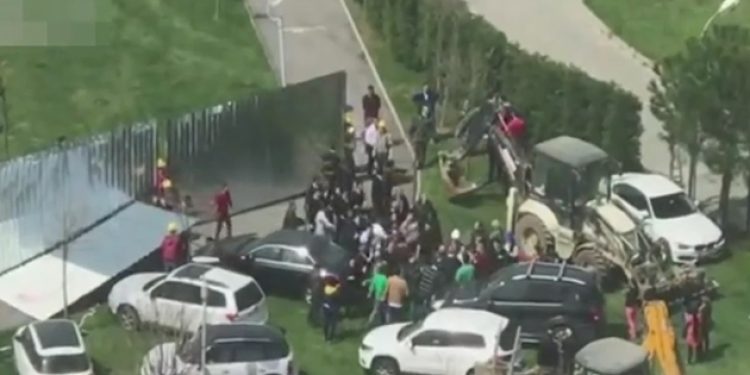 Lüks sitede tekme tokat kavga!