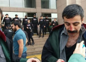 Avukatlar sürüklenerek adliyeden çıkarıldı