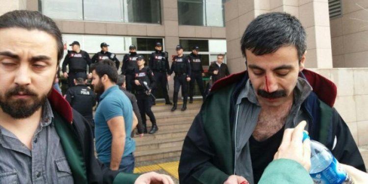 Avukatlar sürüklenerek adliyeden çıkarıldı