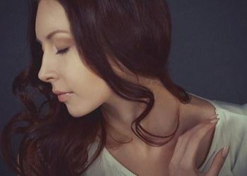 Annesi manken kızını bavula koyup denize attı