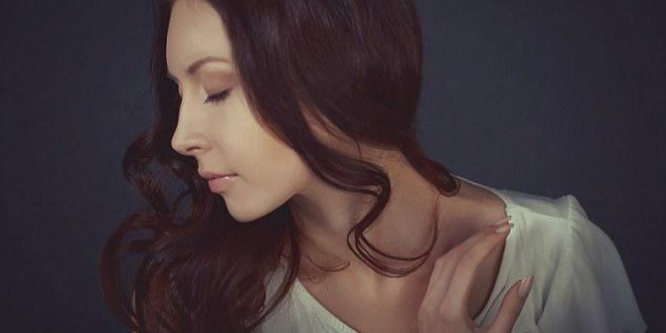 Annesi manken kızını bavula koyup denize attı