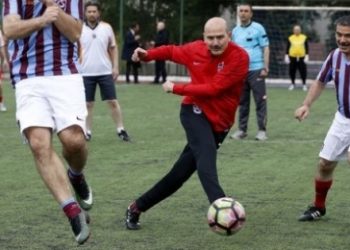 Polislerle maç yapan İçişleri Bakanı Soylu’nun faul yanıtı: Hakem görmedi!
