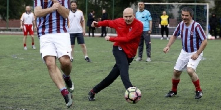 Polislerle maç yapan İçişleri Bakanı Soylu’nun faul yanıtı: Hakem görmedi!