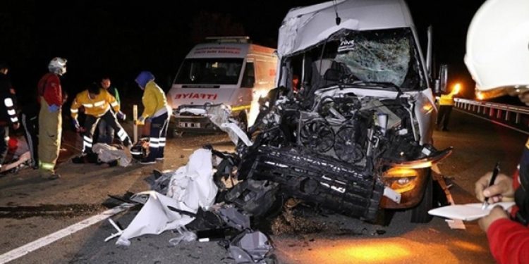 Fenerbahçe taraftarını taşıyan otobüs kaza yaptı