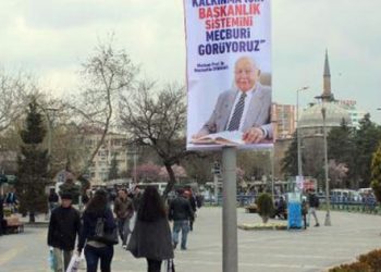 ​Saadet Partisi’nden Erbakan afişiyle oy isteyen AKP’ye sert sözler