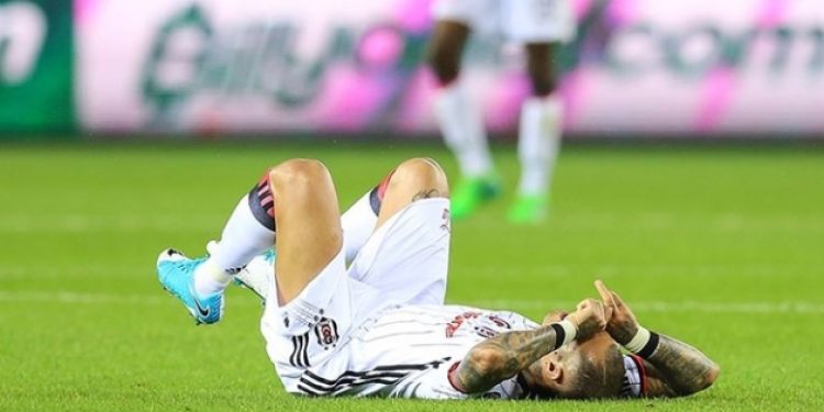 Beşiktaş’a Quaresma’dan kötü haber