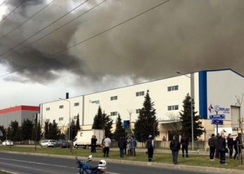 Fabrikada patlama! Kimyasal alarm verildi: 5 bin kişi tahliye edildi