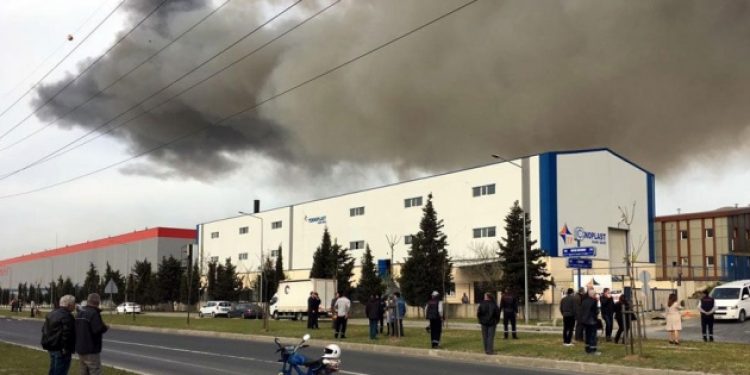 Fabrikada patlama! Kimyasal alarm verildi: 5 bin kişi tahliye edildi