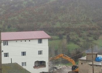 İş makineleriyle okulu yerle bir ettiler