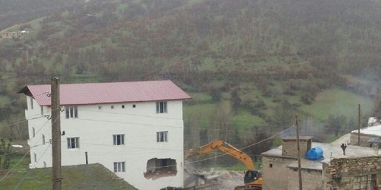 İş makineleriyle okulu yerle bir ettiler