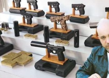 Şarkıcının evinde cephanelik çıktı