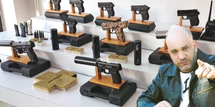 Şarkıcının evinde cephanelik çıktı