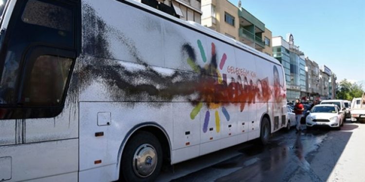 ‘Hayır’ otobüslerine boyalı saldırı