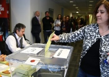 Diktatörlük oylaması başladı