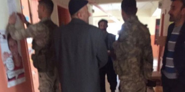 Sandık görevlilerini silahla tehdit ettiler!