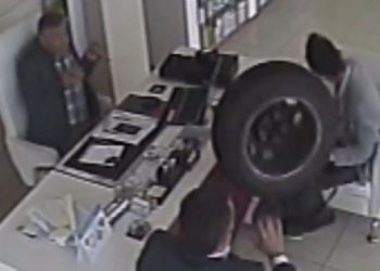Adana’da fırlayan tekerlek eczaneye girdi