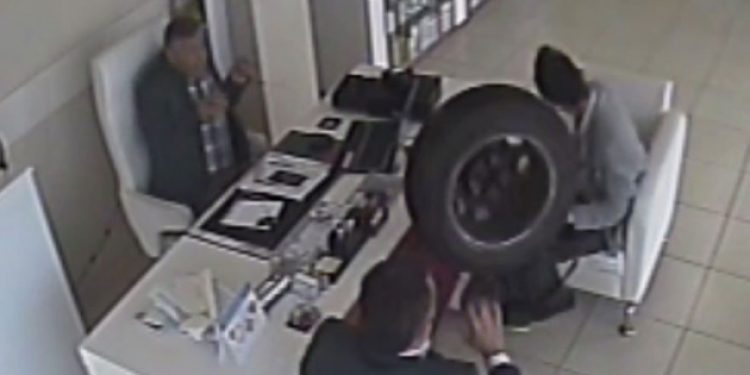 Adana’da fırlayan tekerlek eczaneye girdi