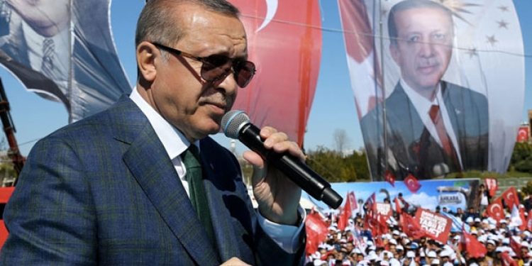 “Destekçileri, Erdoğan’ı yarı-tanrı olarak görüyor”