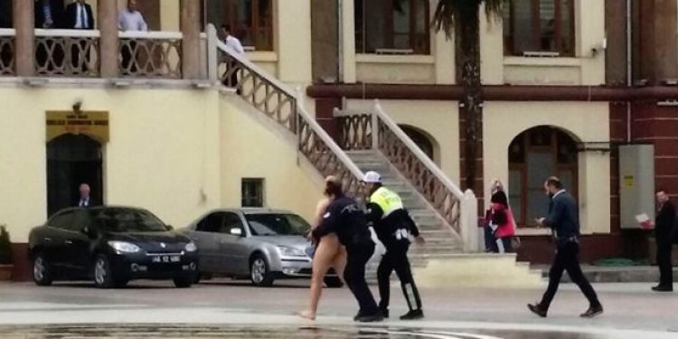 Ataması yapılmadı, valilik önünde soyundu