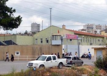 Cezaevinde jandarma ile gardiyanlar kavga etti, yaralılar var