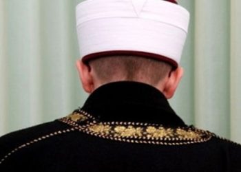 Arkadaşının eşi ile kaçan imam meslekten atıldı