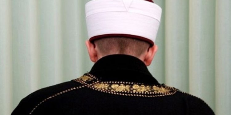 Arkadaşının eşi ile kaçan imam meslekten atıldı