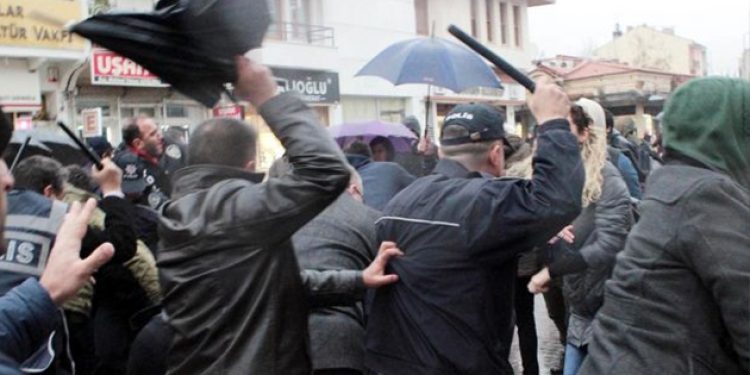 Oy hırsızlığını protesto edenlere polis saldırdı!