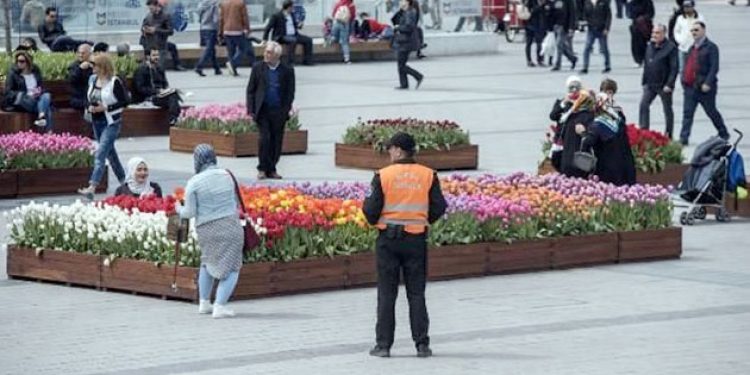 Taksim’de 143 bin laleyi özel güvenlik koruyor!