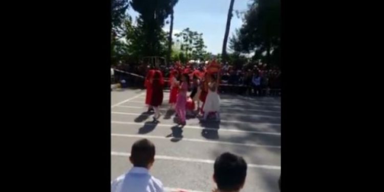 23 Nisan etkinliklerinde çocuklara kına gecesi yaptırdılar!