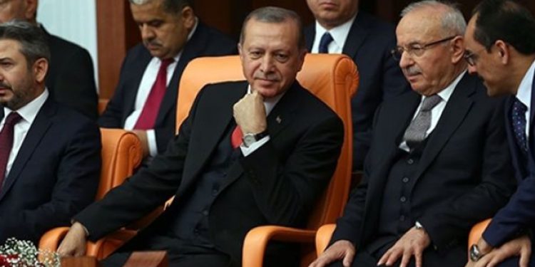 Erdoğan sadece Bahçeli’yi alkışladı