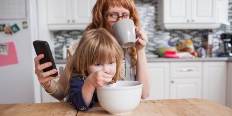 Telefondan şikayet sırası çocuklarda