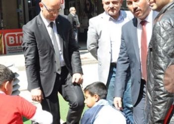 MHP’li başkan, 23 Nisan’da çocuğa ayakkabı boyattı!