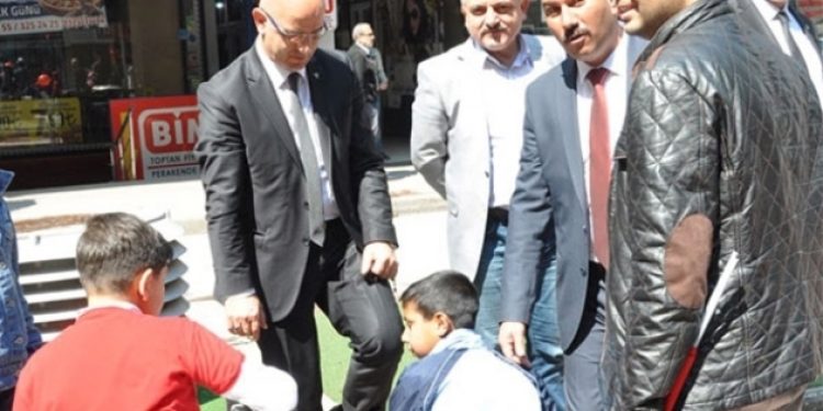 MHP’li başkan, 23 Nisan’da çocuğa ayakkabı boyattı!