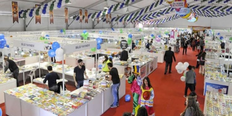 Kitap fuarında çocuklara cinsel içerikli kitaplar satıldı!