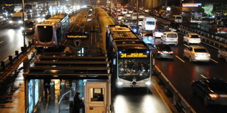 Metrobüsten inen genç kadına tecavüz girişimi
