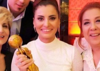 Hande Fırat’tan kendi kendine ‘demokrasi’ ödülü…