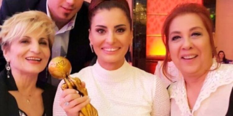 Hande Fırat’tan kendi kendine ‘demokrasi’ ödülü…