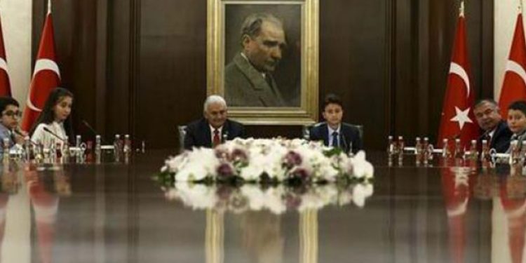 Çocuk bakanın iki öğretmeni açığa alındı!