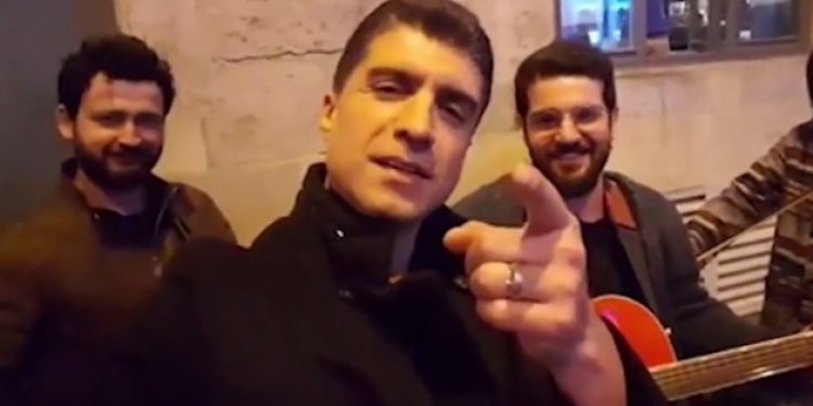 Özcan Deniz sokakta söyledi!