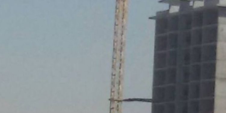 Ücretlerini alamayan işçiler vince çıktı!