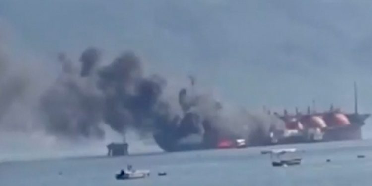 İzmit Körfezi açıklarında tanker yangını!