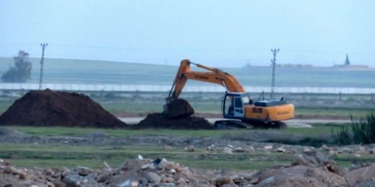 Türkiye, Suriye sınırına mevzi açtı; YPG hendek kazdı