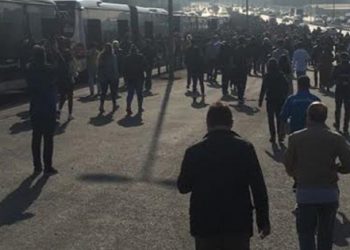 Metrobüs seferleri durdu! Yolcular yürüyor