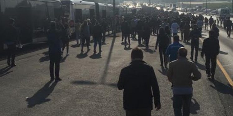 Metrobüs seferleri durdu! Yolcular yürüyor