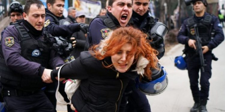 ​Financial Times, OHAL mağdurlarını dinledi