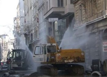 İstiklal Caddesi’nde su borusu patladı