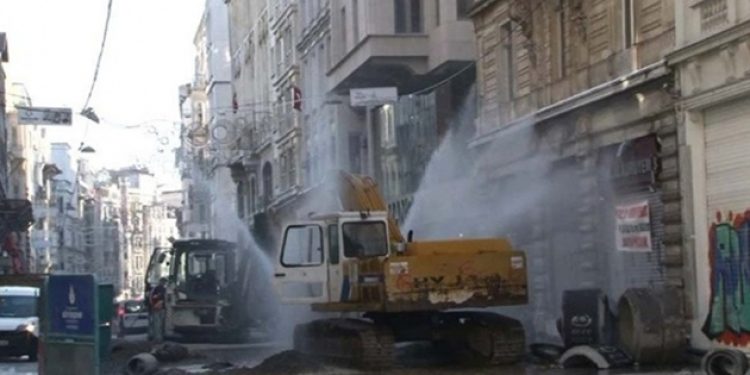 İstiklal Caddesi’nde su borusu patladı