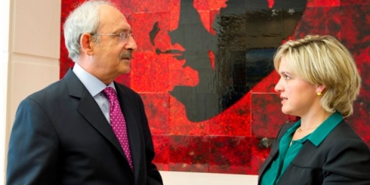 CHP’de cin şişeden çıktı